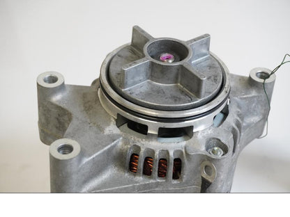 Baksidan på Generator från en BMW K 1200 R -2006 motorcykel.