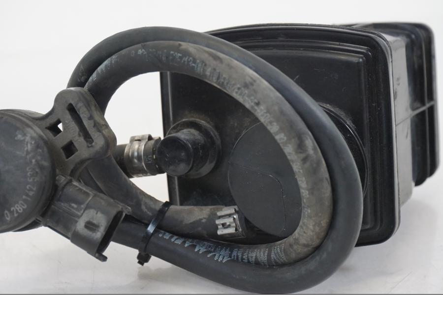 Höger sida på Fuel Evap System från en Ducati Streetfighter V4 -2020 motorcykel.