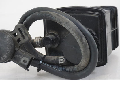 Höger sida på Fuel Evap System från en Ducati Streetfighter V4 -2020 motorcykel.