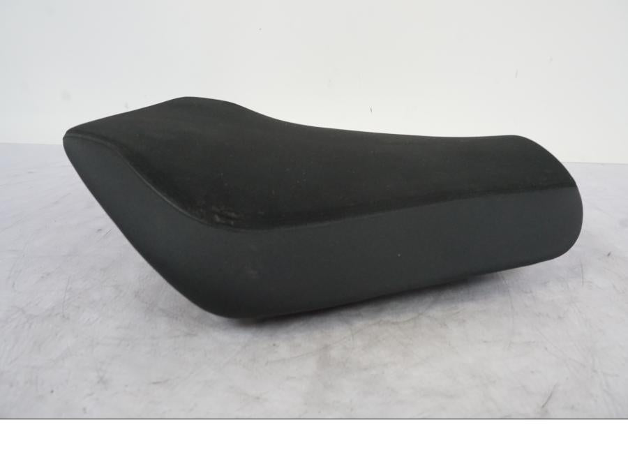 Baksidan på Sadel från en KTM 1290 Super Duke R -2023 motorcykel.