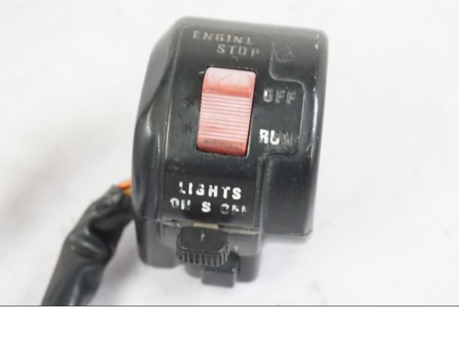 Baksidan på Styrelreglage från en Suzuki GSX 550 EF -1985 motorcykel.