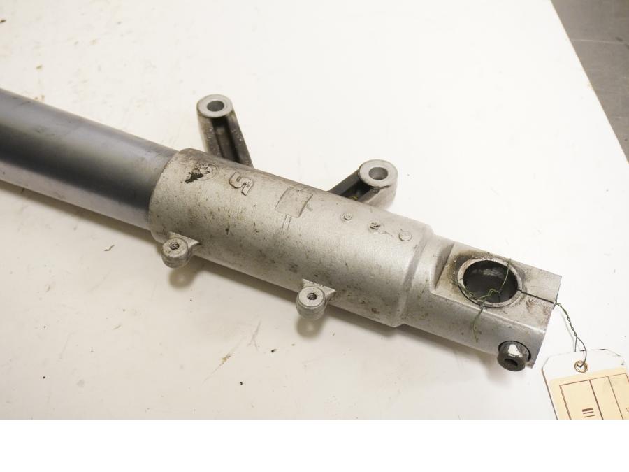 Baksidan på Gaffelben från en BMW R 1100 S -1999 motorcykel.