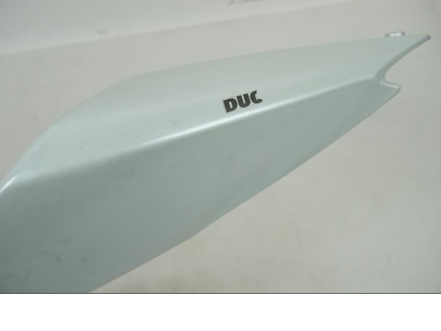 Baksidan på Bakvinge från en Ducati 1199 Panigale -2013 motorcykel.