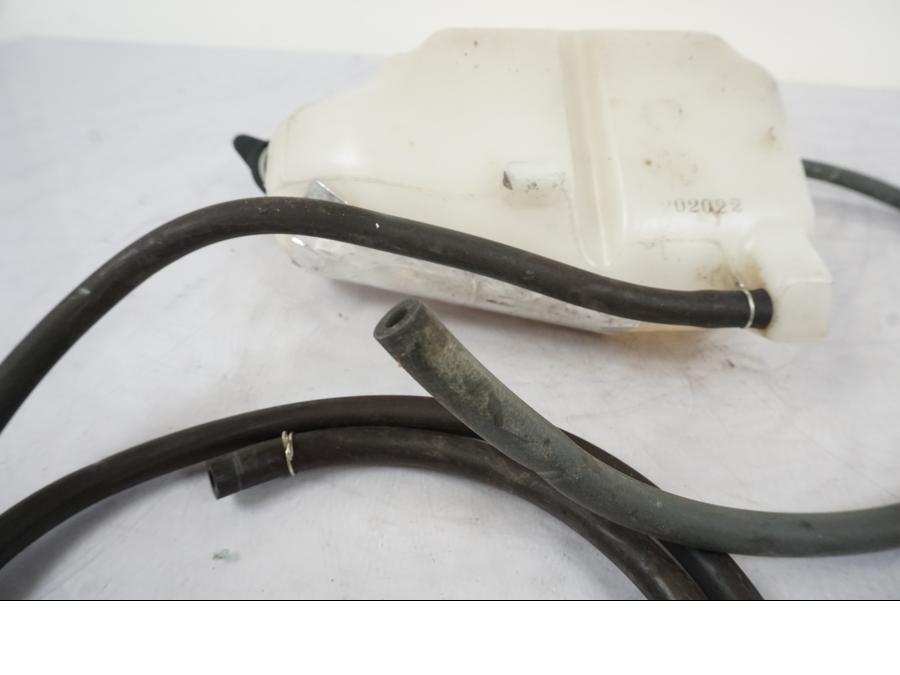 Snett uppifrån på Vattenexpansionskärl från en Honda VFR 1200 -2010 motorcykel.