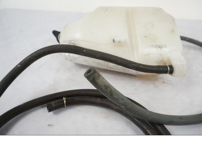 Snett uppifrån på Vattenexpansionskärl från en Honda VFR 1200 -2010 motorcykel.