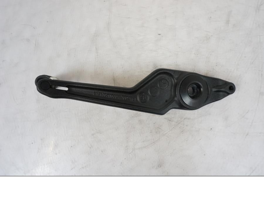 Snett nerifrån på Bromspedal från en KTM 1290 Super Duke R -2021 motorcykel.