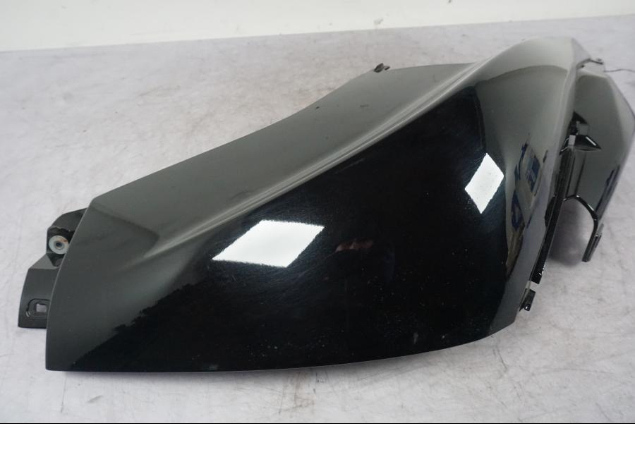 Vänster sida på Bensintankskåpa från en BMW K 1600 GTL -2015 motorcykel.