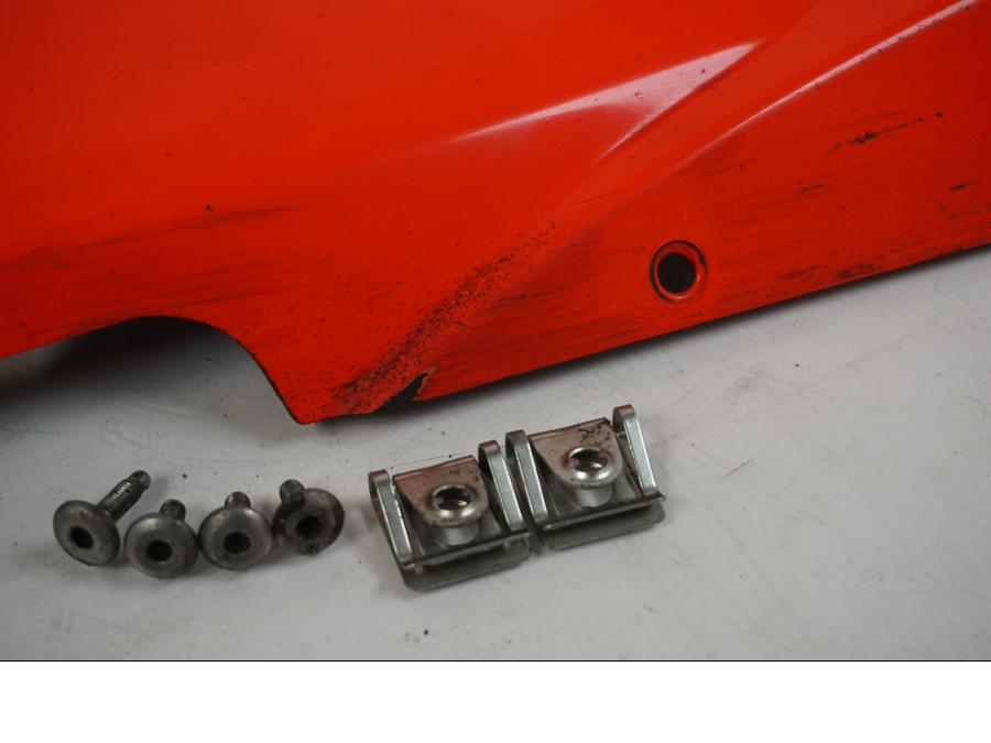 Baksidan på <p>Magkåpa vänster från Aprilia RSV 1000 R Factory 2008.</p>

<p>Repor, slitage av lack se bilder.</p> motorcykel.