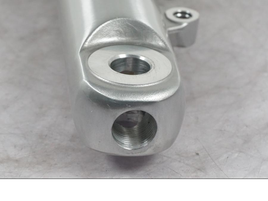 Snett nerifrån på Gaffelben från en H-D Dyna Wide Glide FXDWG -2008 motorcykel.