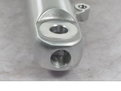 Snett nerifrån på Gaffelben från en H-D Dyna Wide Glide FXDWG -2008 motorcykel.