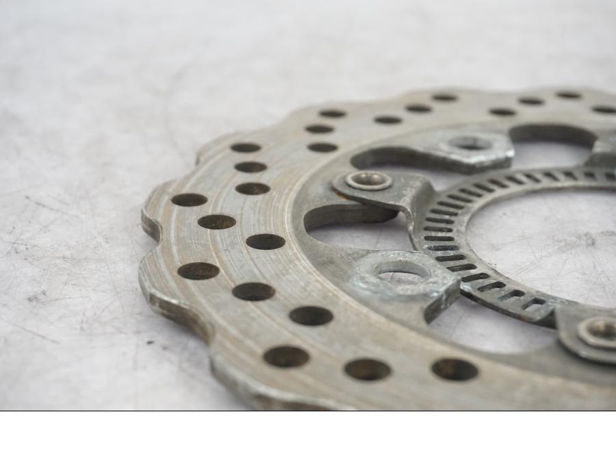 Baksidan på Bromsskiva från en Kawasaki ER-6N -2014 motorcykel.