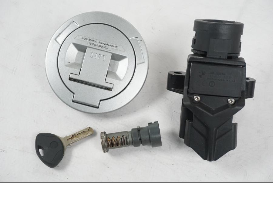 Framsidan på <p>Låssats från BMW F 800 S 2007.</p>

<p>Tanklock, 1st nyckel, tändningslås och låscylinder.</p> motorcykel.