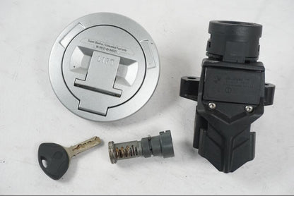 Framsidan på <p>Låssats från BMW F 800 S 2007.</p>

<p>Tanklock, 1st nyckel, tändningslås och låscylinder.</p> motorcykel.