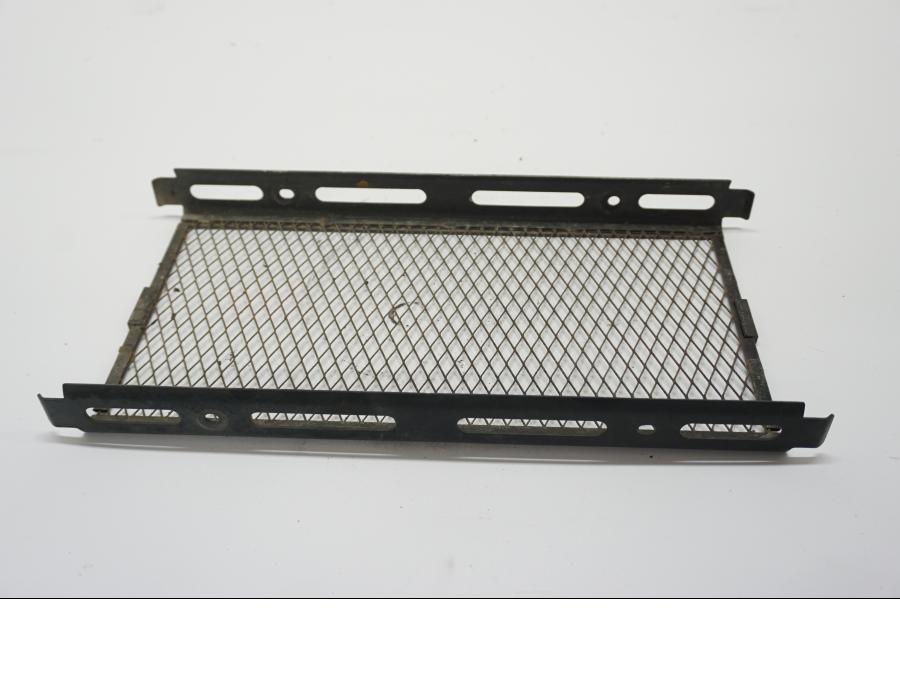 Baksidan på Vattenkylgaller från en Suzuki VZ 800 -1998 motorcykel.