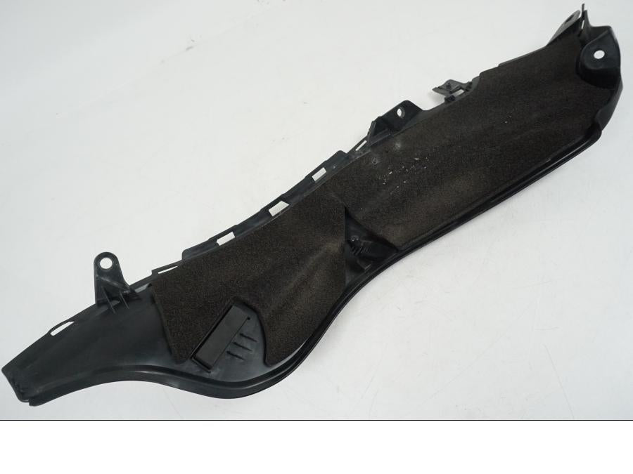 Snett nerifrån på Tankkåpa från en Suzuki GSX 1300 R -2017 motorcykel.