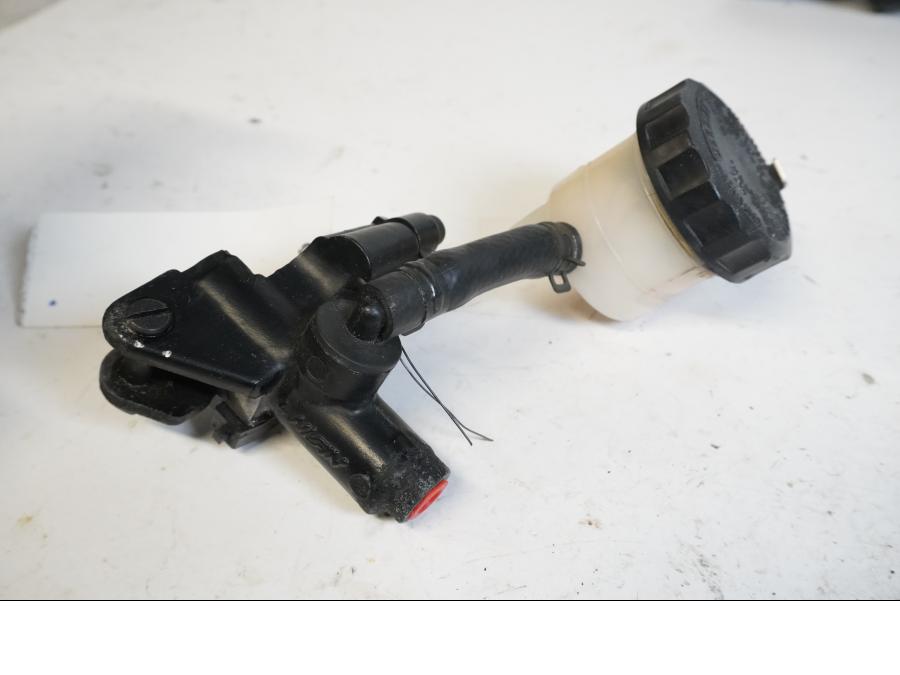 Framsidan på Bromshuvudcylinder från en Kawasaki ZX-9R -2002 motorcykel.