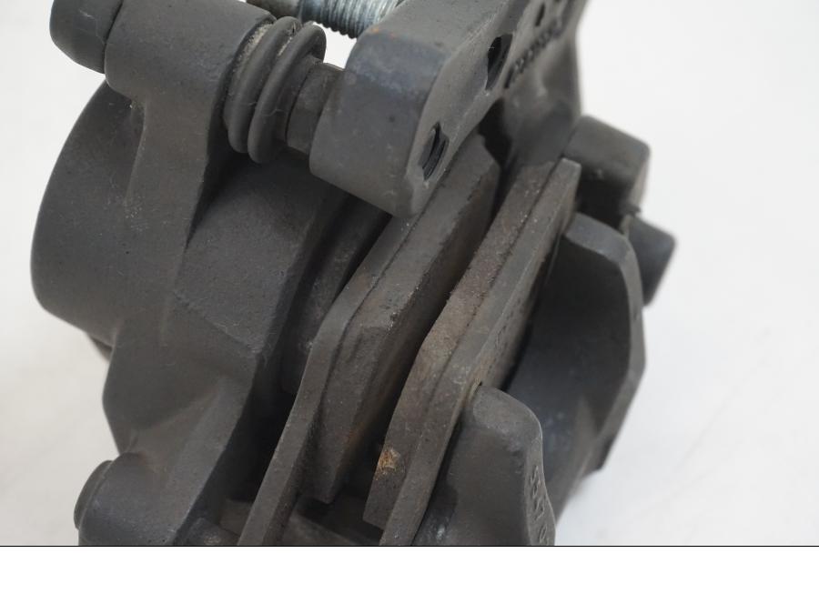 Snett nerifrån på Bromsok från en BMW F 650 CS -2003 motorcykel.