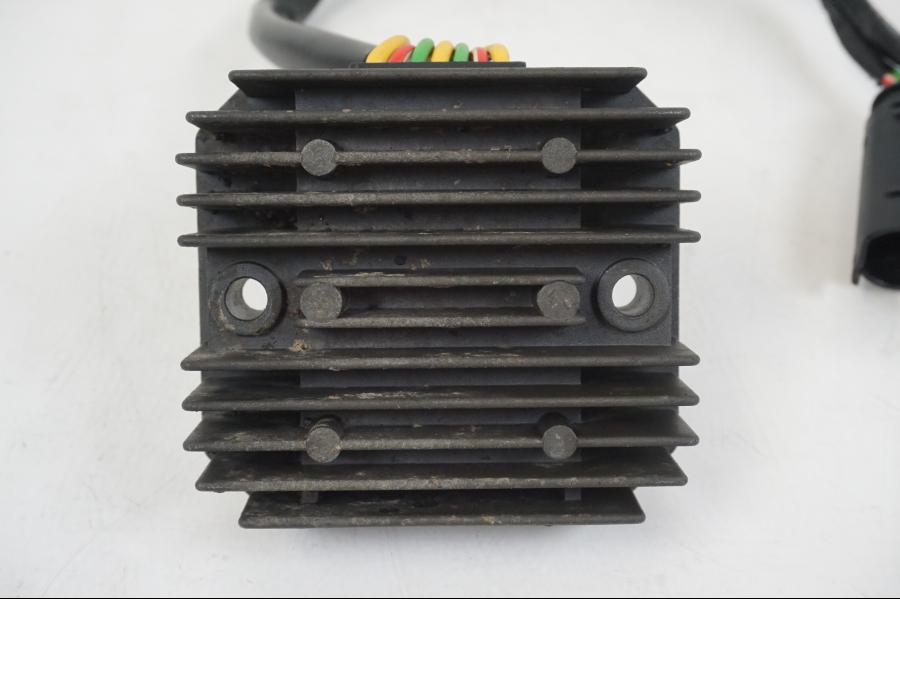 Baksidan på Likriktare från en BMW F 650 CS -2002 motorcykel.