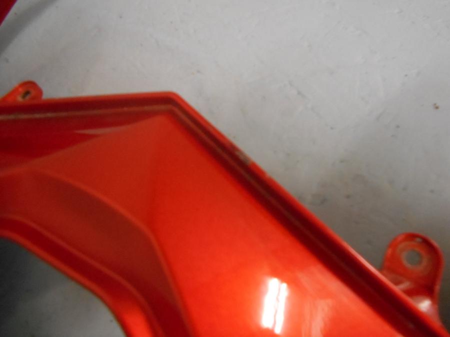 Snett uppifrån på <p>Bakvinge från Kawasaki Z 800 2014.</p>

<p>Skrapmärken på vänster sida.</p> motorcykel.