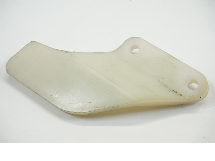 Framsidan på Kedjeskydd från en Honda XRV 750 -2001 motorcykel.