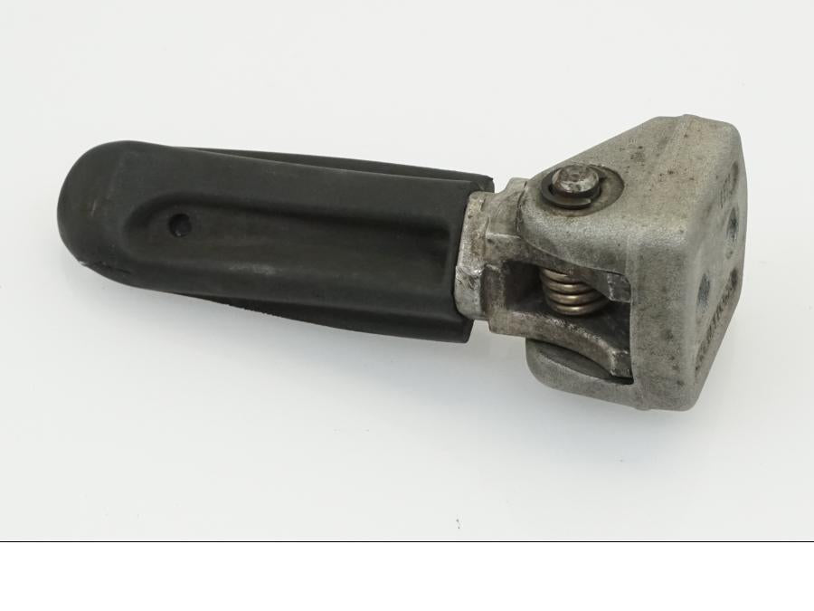 Vänster sida på Fotpinne från en KTM 690 Duke -2012 motorcykel.