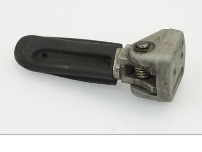 Vänster sida på Fotpinne från en KTM 690 Duke -2012 motorcykel.