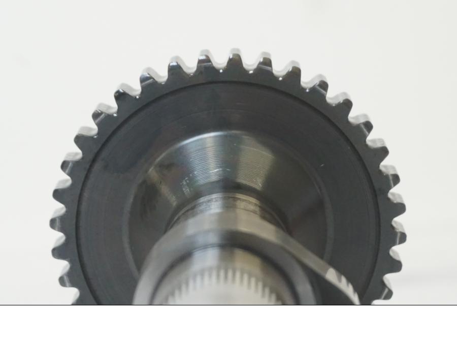 Höger sida på Kamaxel från en KTM 1190 Adventure -2015 motorcykel.