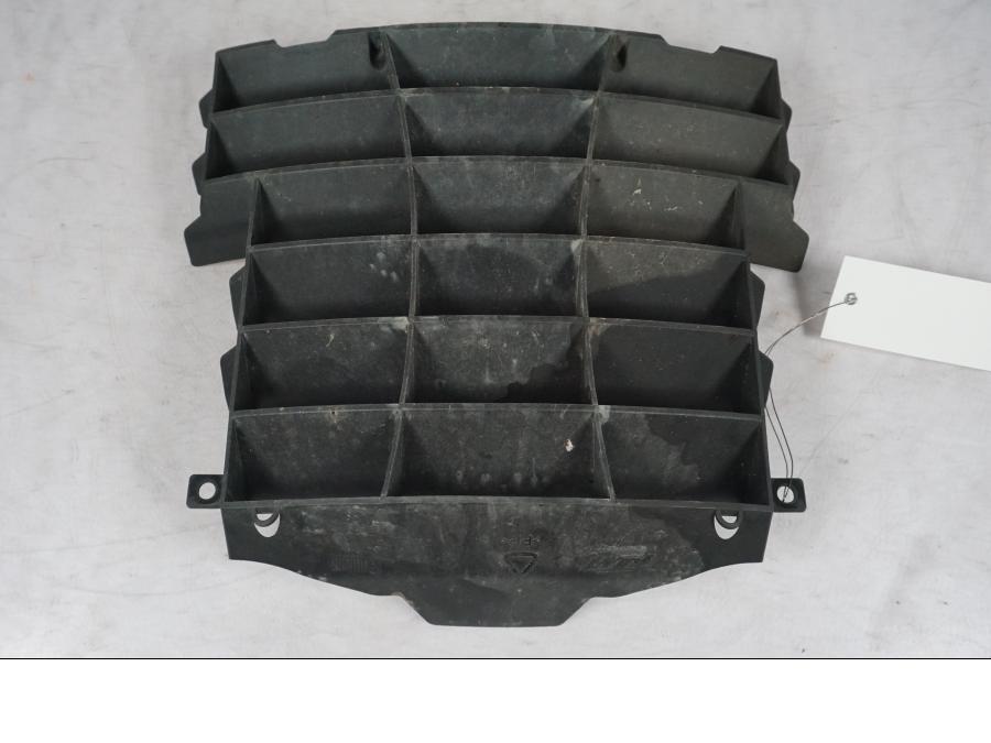 Vänster sida på Vattenkylgaller från en KTM 690 SM R -2009 motorcykel.