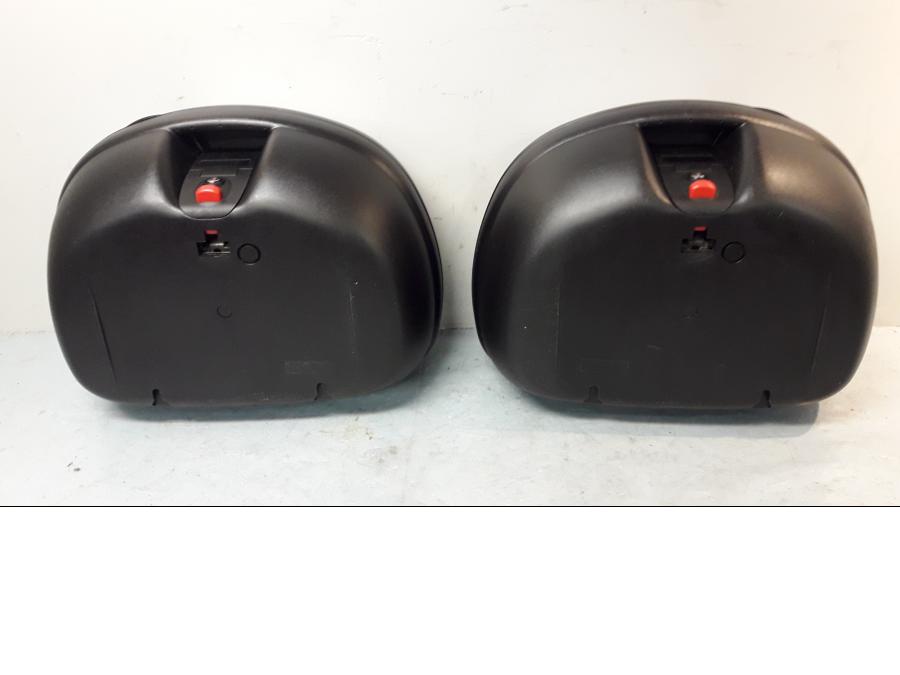 Baksidan på Sidoväska från en Suzuki DL 1000 -2008 motorcykel.