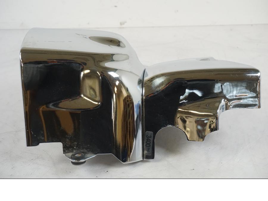 Snett nerifrån på Motorkåpa från en Suzuki VZR 1800 -2009 motorcykel.