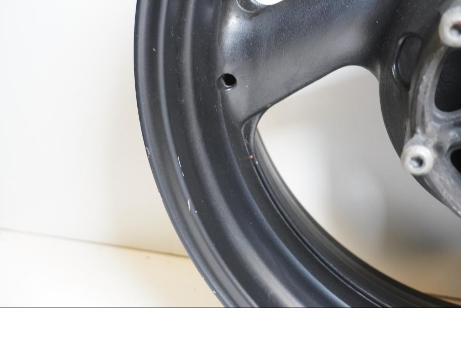 Extrabild1 på Fälg från en Yamaha YZF 1000 R -2001 motorcykel.