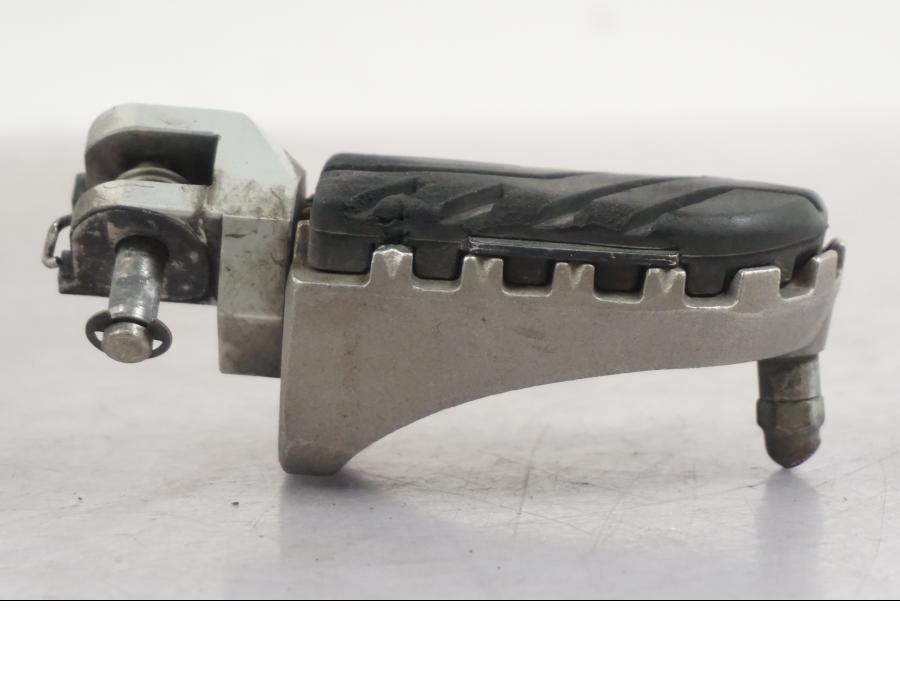 Baksidan på Fotpinne från en Triumph Tiger -2009 motorcykel.