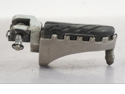 Baksidan på Fotpinne från en Triumph Tiger -2009 motorcykel.