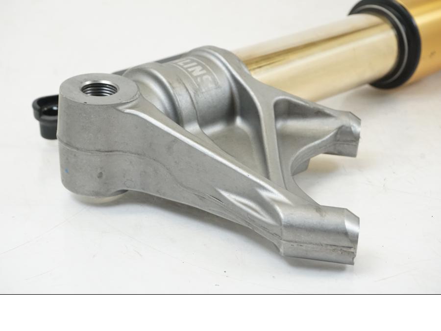 Höger sida på Gaffelben Öhlins från en Triumph Speed Triple -2021 motorcykel.