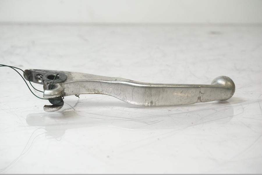 Baksidan på <p>Bromsgrepp från Husqvarna TE 310 2009.</p>

<p>Mindre skrapmärken på knoppen samt ytliga repor se bilder.</p> motorcykel.