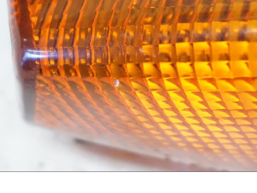 Snett nerifrån på <p>Blinkers höger fram från Honda VFR 750 F 1994.</p>

<p>Repor på glaset samt litet jack. Okej skick.</p> motorcykel.