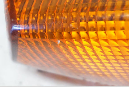 Snett nerifrån på <p>Blinkers höger fram från Honda VFR 750 F 1994.</p>

<p>Repor på glaset samt litet jack. Okej skick.</p> motorcykel.