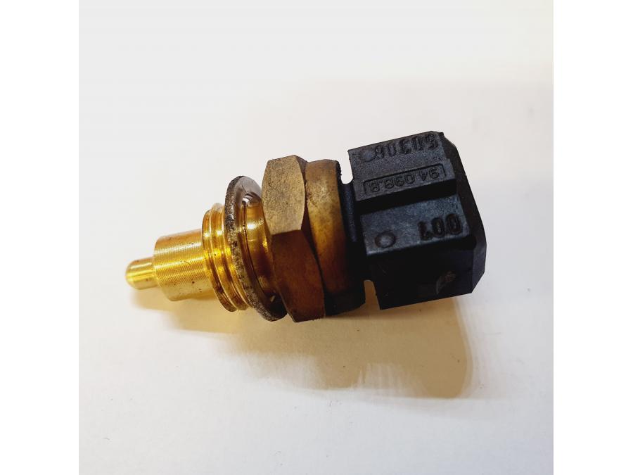 Baksidan på Vattenkylgivare från en BMW R 1200 GS -2006 motorcykel.