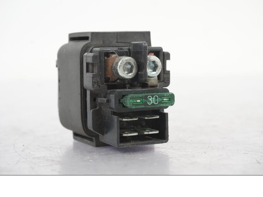 Framsidan på Startrelä från en Honda NT 650 V -2002 motorcykel.