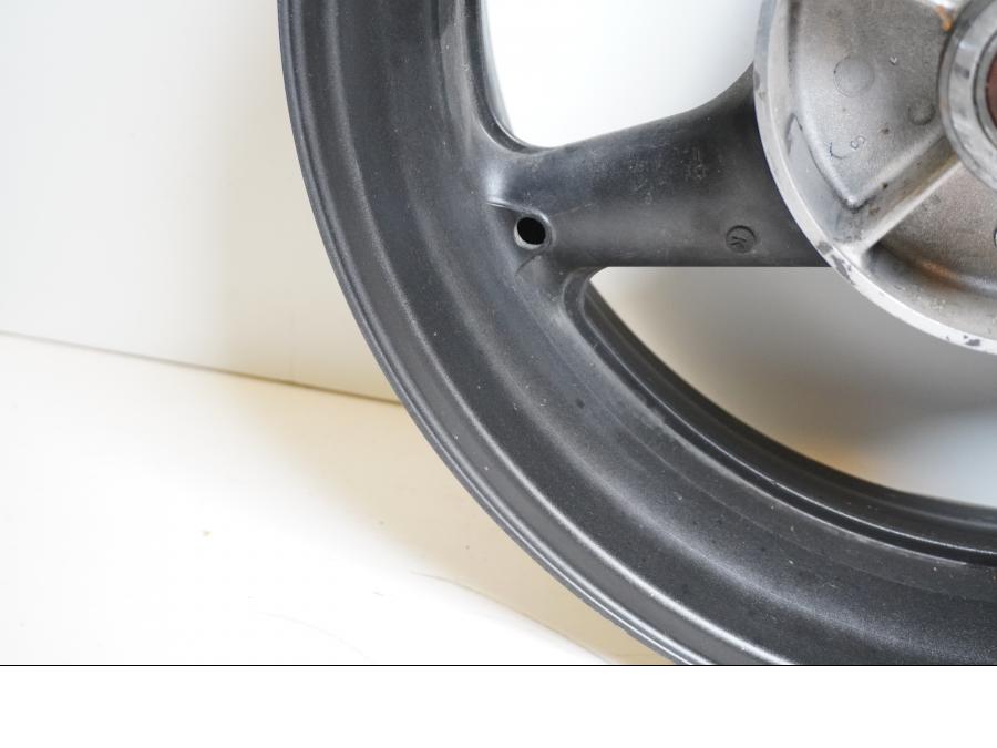 Snett nerifrån på Fälg från en Honda CB 900 F Hornet -2002 motorcykel.