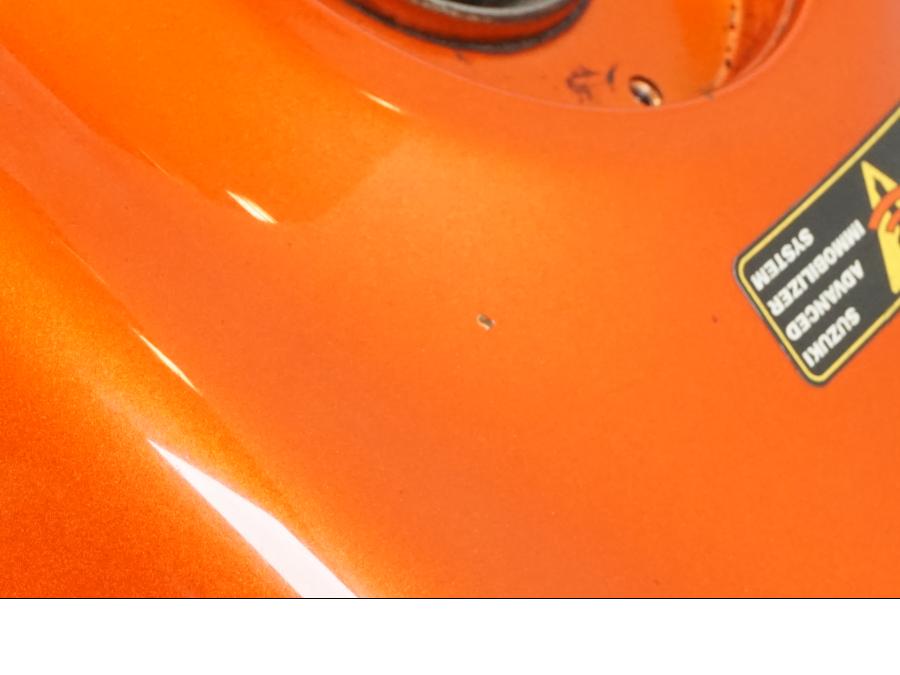 Snett nerifrån på Bensintank från en Suzuki GSX 1300 R -2008 motorcykel.