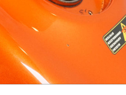 Snett nerifrån på Bensintank från en Suzuki GSX 1300 R -2008 motorcykel.