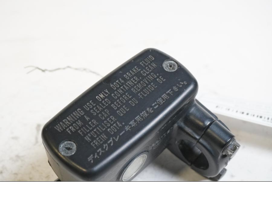 Baksidan på Bromshuvudcylinder från en Honda CBR 1100 XX -2001 motorcykel.