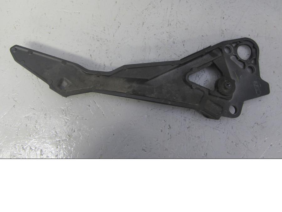 Baksidan på Fotpinnefäste från en Yamaha XJ 6 -2012 motorcykel.