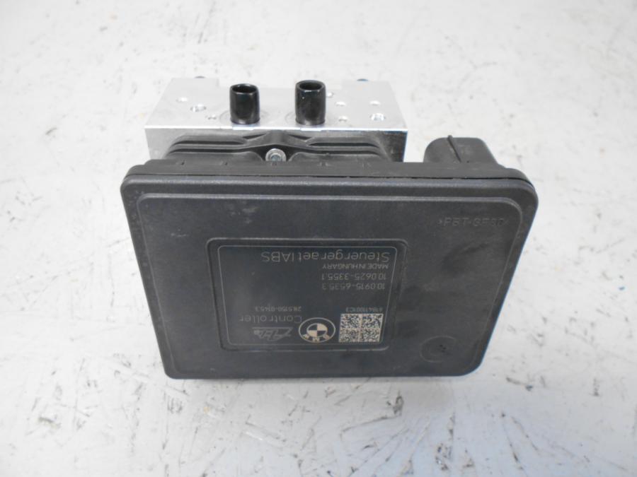 Baksidan på ABS Modulator från en BMW R 1200 GSA -2018 motorcykel.