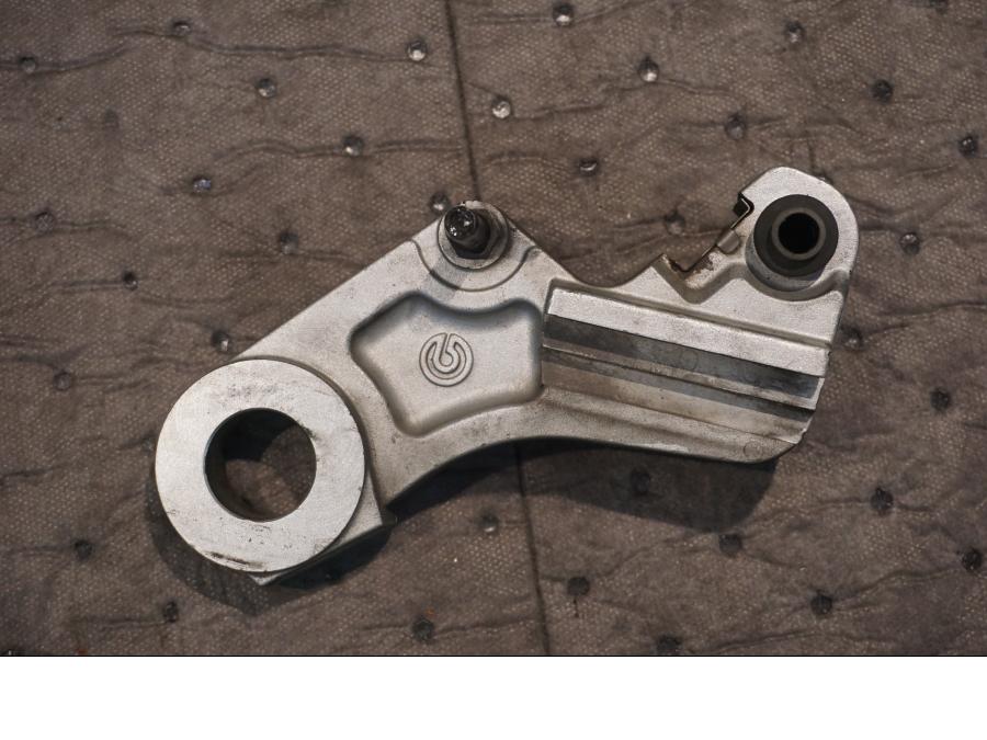 Framsidan på Bromsoksfäste från en KTM 690 SMC -2009 motorcykel.