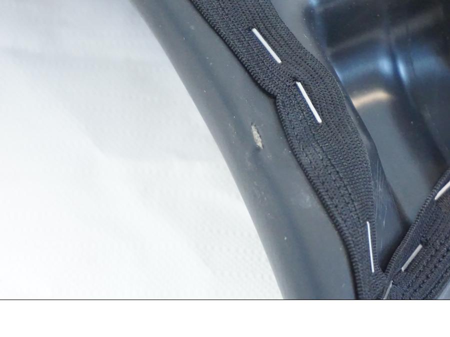 Snett nerifrån på Sadel från en Triumph Daytona 675 -2010 motorcykel.