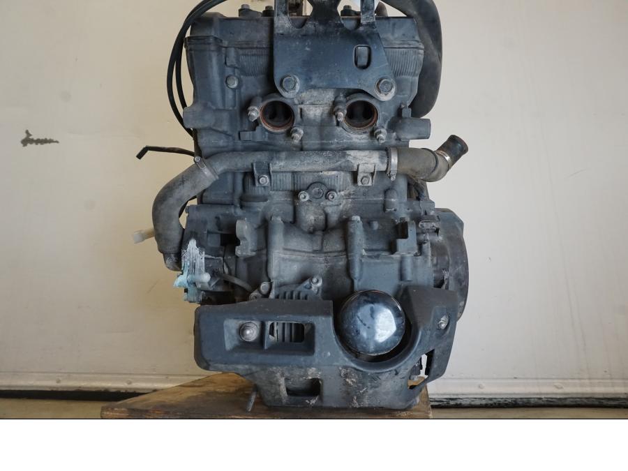 Extrabild5 på <p>Motor från Yamaha XT 1200 Z ABS 2011.</p>

<p>Uppstartad och varmkörd utan anmärkningar.</p>

<p>Finns mindre slitage av lack, repor och ärgat se bilder.</p>

<p>Motornummer: P401E-008770.</p>

<p>Effekt: 80kw / 108hk.</p>

<p>Miltal: 2449 Mil.</p>

<p>Laddar: 14,2V.</p> motorcykel.