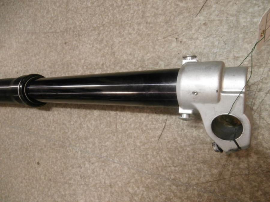 Höger sida på Gaffelben från en Aprilia SXV 550 -2008 motorcykel.