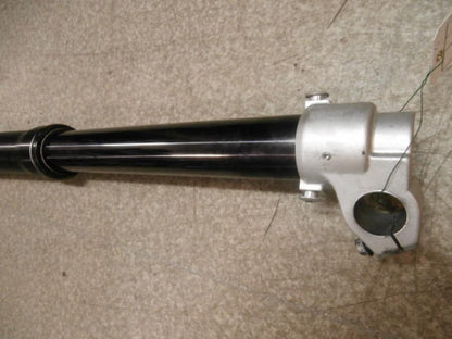 Höger sida på Gaffelben från en Aprilia SXV 550 -2008 motorcykel.